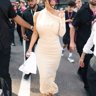 Kim Kardashian bodrila Lewisa Hamiltona u Monaku, a njen stajling zasjenio utrku
