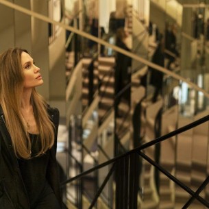Prvi put u historiji: Angelina Jolie snimala unutar legendarnog Chanelovog couture ateljea