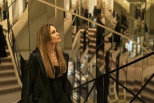 Prvi put u historiji: Angelina Jolie snimala unutar legendarnog Chanelovog couture ateljea