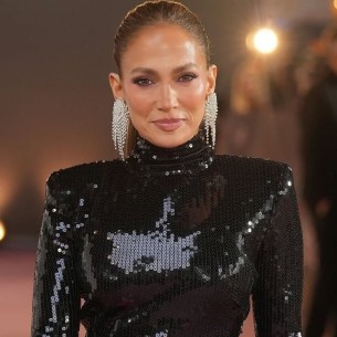 Jennifer Lopez pokazala zašto je i dalje modna ikona: Neobična haljina ukrala svu pažnju