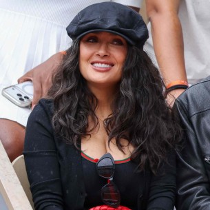 Salma Hayek pokazala da stil nema godine: Na teniskom turniru zablistala s prirodnim sijedim vlasima