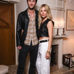 Četvrti put pred oltar? Sienna Miller navodno se zaručila nakon dolaska prinove
