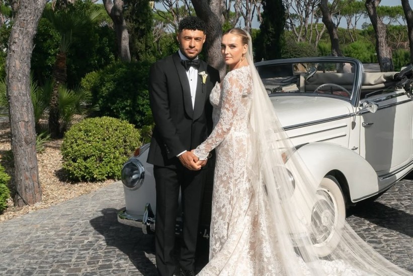 Perrie Edwards zablistala u tri vjenčanice: Emotivno "da" nogometašu u Portugalu