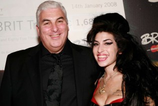 Otac Amy Winehouse tužio prijateljice svoje kćerke, pa izgubio spor i skupo platio
