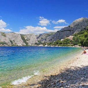 Ako ne volite cijeli dan provoditi na suncu, ova plaža kod Omiša mogla bi vas osvojiti