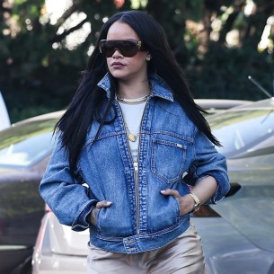 Denim bomber jakna ponovo je hit, a Rihanna pokazuje kako je nositi sa stilom