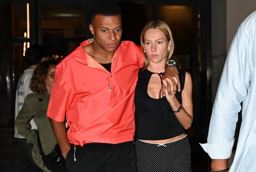 Diskretni, zaljubljeni i besprijekorno odjeveni: Mbappé i Ester pokazali zajednički modni stil