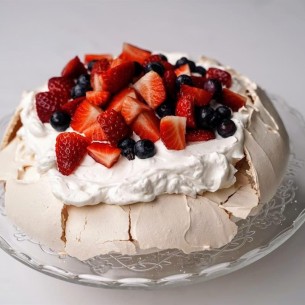 Pavlova s ljetnim bobičastim voćem: Lagani desert koji osvaja izgledom i okusom