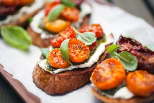 Tost s pestom, mozzarellom i paradajzom: Jednostavan ljetni užitak