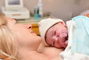 Majke koje praktikuju kontakt "koža na kožu" imaju manji rizik od postporođajne depresije