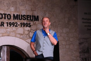 Emir Hadžihafizbegović oduševio mostarsku publiku na prepunom platou Hamama u Starom gradu