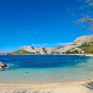 Ako ne volite cijeli dan provoditi na suncu, ova plaža kod Omiša mogla bi vas osvojiti