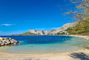 Ako ne volite cijeli dan provoditi na suncu, ova plaža kod Omiša mogla bi vas osvojiti