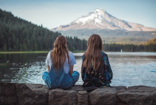 Zašto nas ponekad umore ljudi koje volimo? Sve više se govori o fenomenu "friendship burnout"