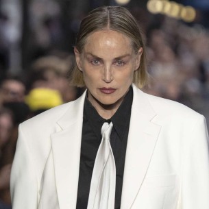 Sharon Stone se vratila na modnu pistu nakon 30 godina: Spektakularan povratak u Parizu