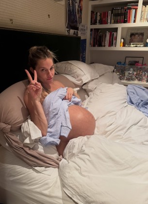 Sienna Miller objavila dirljive fotografije s bebom i progovorila o majčinstvu u četrdesetima