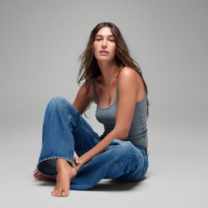 Hailey Bieber predstavila traperice sa svojim potpisom: Inspirisane su modom devedesetih