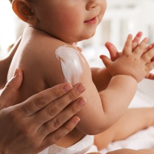 Šta treba, a šta ne smije biti u kozmetici za bebe? Ovo je važno znati