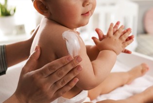 Šta treba, a šta ne smije biti u kozmetici za bebe? Ovo je važno znati