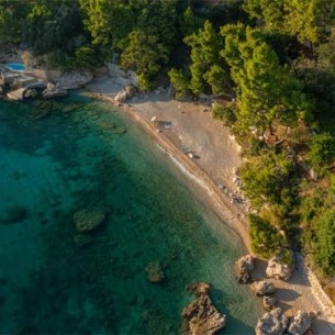 Tirkizni raj na Pelješcu: 5 plaža koje vrijedi posjetiti ovog ljeta