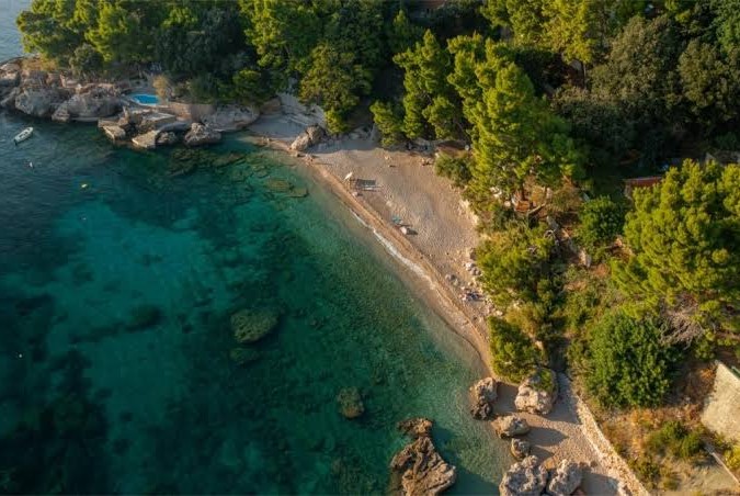 Tirkizni raj na Pelješcu: 5 plaža koje vrijedi posjetiti ovog ljeta