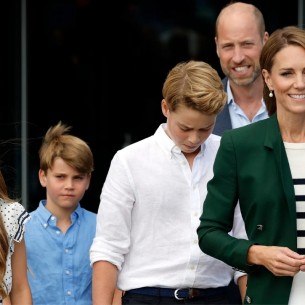 Princeza Kate zablistala u zelenim tonovima, a Charlotte ponovo krenula njenim stopama