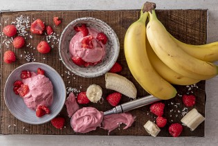 Najlakši ljetni sladoled: Banane i maline pretvorite u kremasti desert za nekoliko minuta