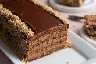 Reforma torta po starinskom receptu: Sočne kore, orasi i bogati čokoladni fil