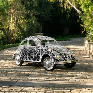 Izgleda poput umjetničkog djela na četiri točka, ali ovaj neobični automobil zaista vozi