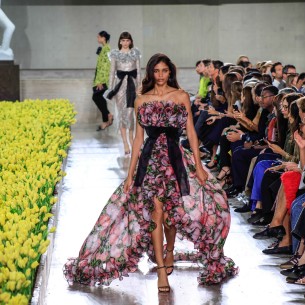 Carolina Herrera pretvorila je modnu pistu u spektakularni vrt sa gotovo 30.000 žutih tulipana