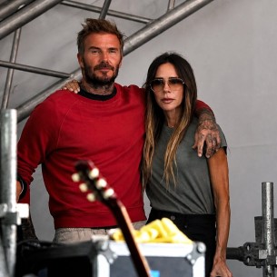 Victoria Beckham 20 godina njeguje isti festivalski stil: Na nastupu sina ponovila outfit