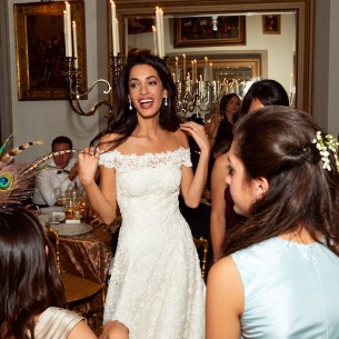 Čipka, biseri i raskošni šlep: Vjenčanica Amal Clooney o kojoj se priča i 12 godina kasnije
