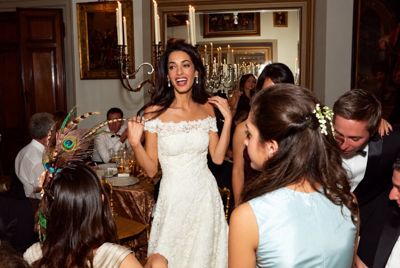 Čipka, biseri i raskošni šlep: Vjenčanica Amal Clooney o kojoj se priča i 12 godina kasnije