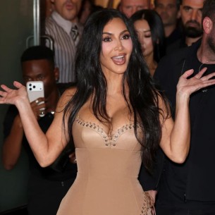 Kim Kardashian zablistala u zavodljivoj nude haljini i sandalama s otvorenim prstima u Londonu