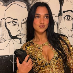 Dua Lipa zablistala u zlatnom topu na porodičnom vjenčanju