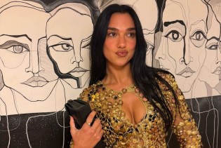 Dua Lipa zablistala u zlatnom topu na porodičnom vjenčanju