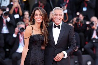 Amal Clooney objasnila kako izgleda savršena elegancija: U Veneciji blistala uz supruga Georgea