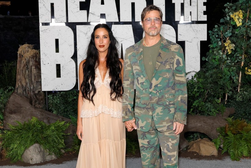 Ona u nježnoj haljini, on u maskirnom odijelu: Brad Pitt i Ines nisu uskladili modne kombinacije