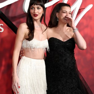 Anne Hathaway vodila glavnu riječ na crvenom tepihu, Dakota Johnson poručila da odlazi