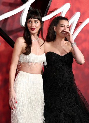 Anne Hathaway vodila glavnu riječ na crvenom tepihu, Dakota Johnson poručila da odlazi