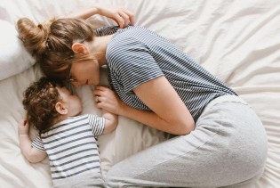 Najsigurnije mjesto za bebu tokom noći možda nije vaš krevet: Evo šta preporučuju stručnjaci