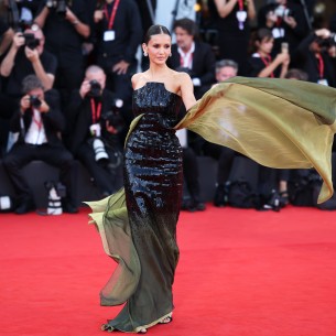 Nina Dobrev doživjela neugodnost: Zaštitar joj usred poziranja pokazao da napusti crveni tepih