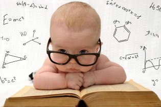 10 znakova koji mogu otkriti da imate izuzetno znatiželjnu i nadarenu bebu