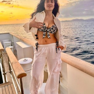 Salma Hayek napunila 60 godina, a rođendan obilježila potpuno gola u moru