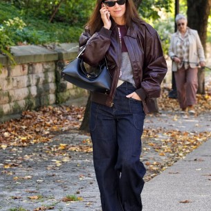 Jednostavna jesenja kombinacija Katie Holmes krije dva velika modna trenda