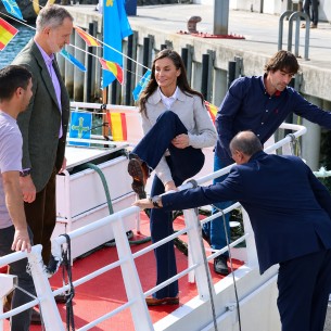 Kraljica Letizia pala na brodu tokom službene posjete, kćerka Sofía odmah joj pritekla u pomoć