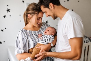 Neprospavane noći, oporavak i briga o bebi: Zašto porodiljni nije godišnji odmor
