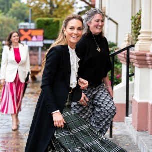 Karirana suknja, elegantni kaput i bluza s volanima: Kate Middleton oduševila jesenjim izdanjem