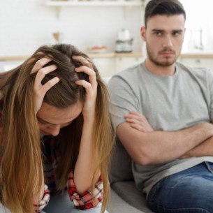 Kada ljubav postane opravdavanje: Zašto ostajemo uz partnere koji nas povređuju
