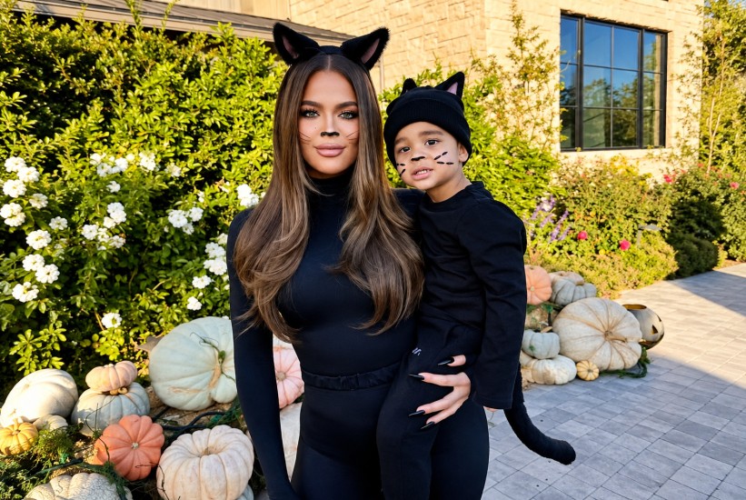 Ogromni kosturi, crveno svjetlo i magla: Khloé Kardashian ponovo nadmašila očekivanja za Halloween